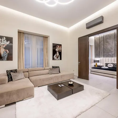 Апартаменты Luxurious High-end Grand In The Center Of