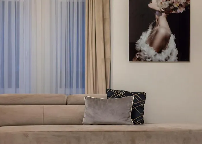 Luxurious High-end Grand In The Center Of